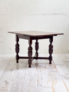 オークドローリーフテーブル