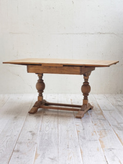 オークドローリーフテーブル