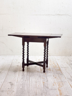 オークドローリーフテーブル