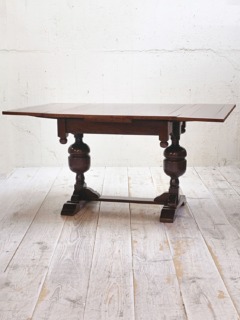 オークドローリーフテーブル