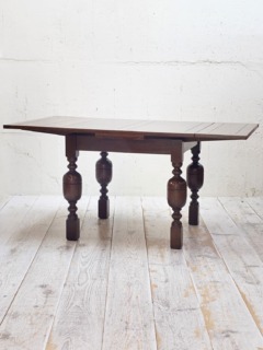 オークドローリーフテーブル