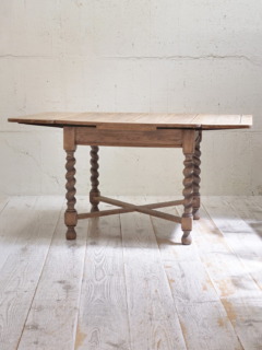 オークドローリーフテーブル