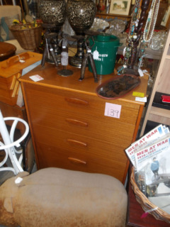 チークチェスト