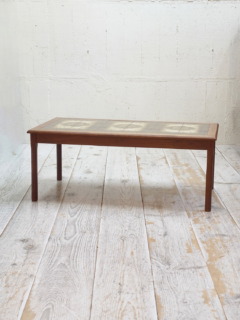 タイルトップコーヒーテーブル