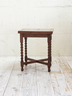 オークスモールドローリーフテーブル