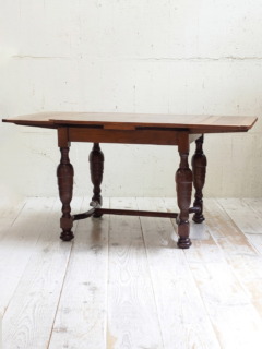 オークドローリーフテーブル