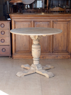 オークラウンドテーブル