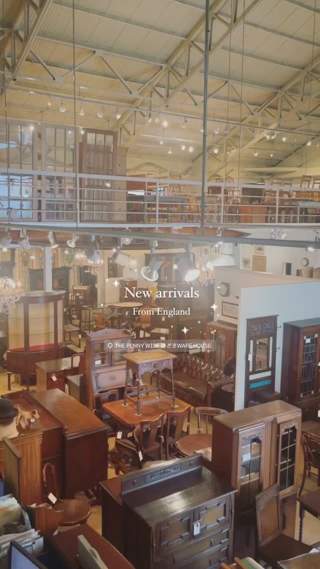 .
イギリスから家具が到着しました！今回動画で店内のご紹介です。
ロールトップデスクやプレジデントデスク、3シーターのチェスターフィールドソファも入荷しました。
どんな家具が入荷しているかはホームページのカミングスーンページをご覧ください。
商品のお問い合わせはホームページのお問い合わせフォームまたはメールantique@pennywise.co.jpよりお願いします。
 
ホームページでご紹介出来ていない家具もありますので店頭に並んでいるので、ぜひご来店下さい。
 
入荷家具は1点ずつ撮影を行なってからホームページにアップしていきます。引き続きホームページをご覧ください。
 
11:00〜19:00
火曜定休
━━━━━━━━━━━━━━━━━━━━━━
#ペニーワイズ勝どき 
#アンティーク
#アンティーク家具
#イギリスアンティーク
#イギリスアンティーク家具
#英国アンティーク
#英国アンティーク家具
#アンティークのある暮らし
#イギリスインテリア
#antique
#antiquefurniture
#家具修理
#店舗什器
#新入荷
#家具入荷